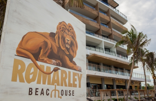¡2 en 1! Se inauguran el The Fives Oceanfront y RoMarley Beach House.