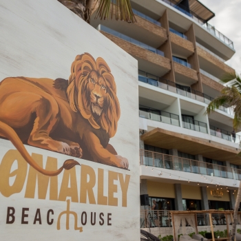 ¡2 en 1! Se inauguran el The Fives Oceanfront y RoMarley Beach House.