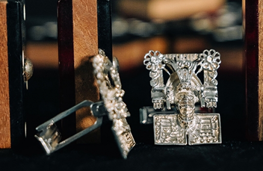 El poder de un fistol y unas mancuernillas de Oro de Monte Albán.