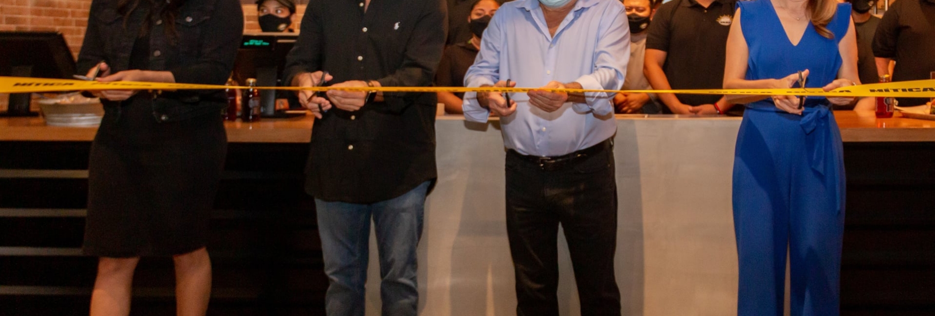 Corte de listón de nueva sucursal Mítica Burgers.