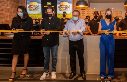 Corte de listón de nueva sucursal Mítica Burgers.
