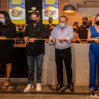Corte de listón de nueva sucursal Mítica Burgers.