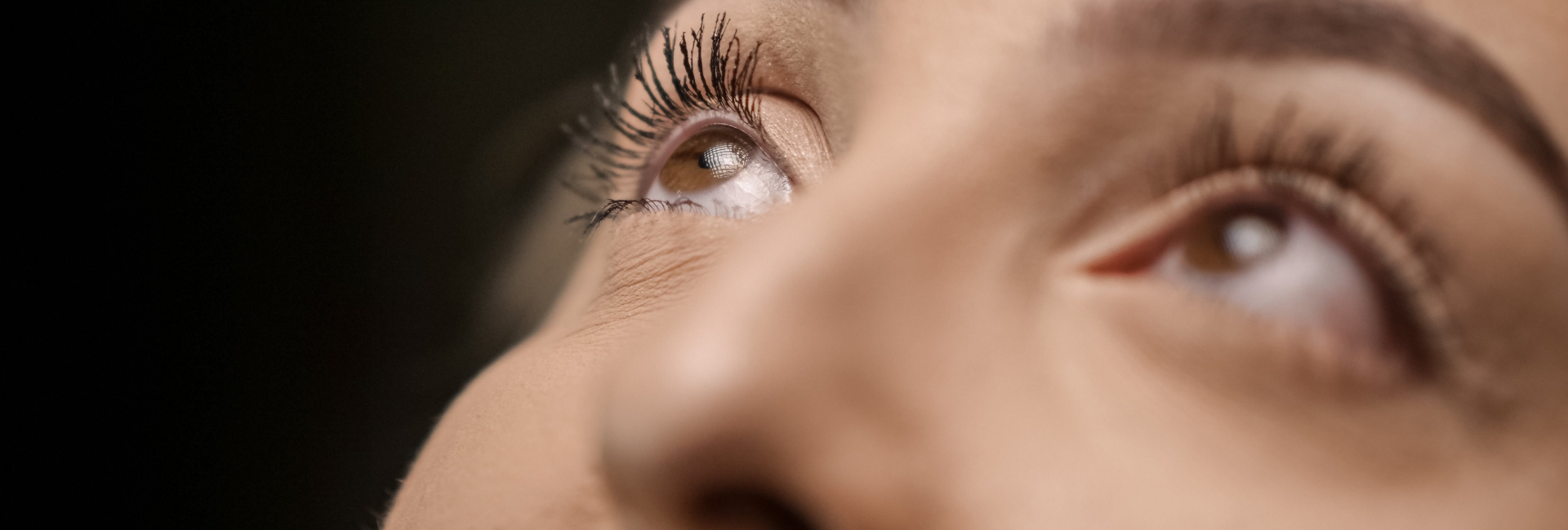 Sérums para pestañas largas y naturales.