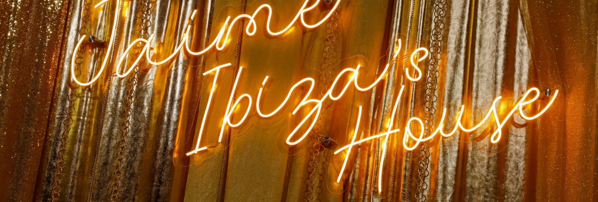 Noche dorada y cena entre amigos. 